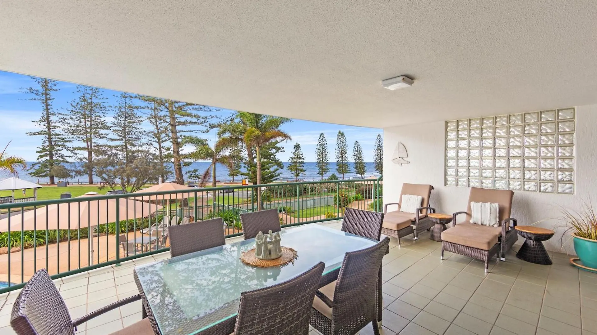 **** Resort The Norfolks On Moffat Beach Caloundra Australia